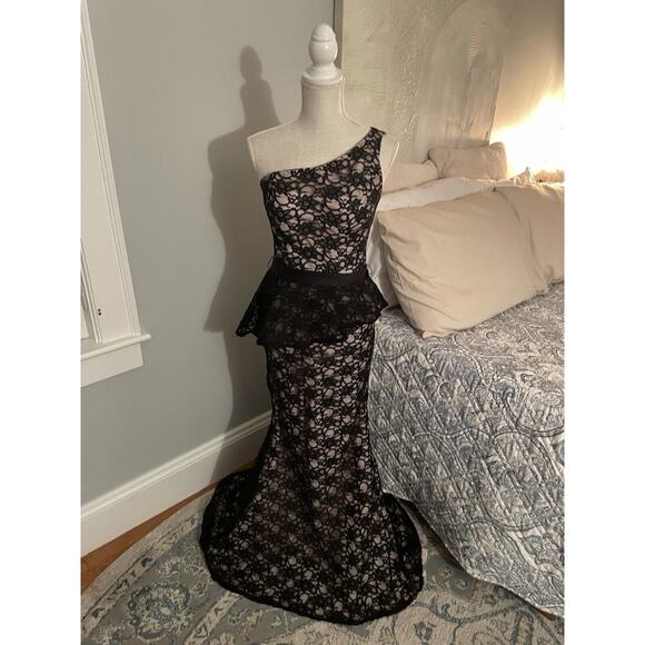 Mori Lee Madeline Gardner Formal Dress Black Lace One Shoulder Size 8 - Picture 2 of 11